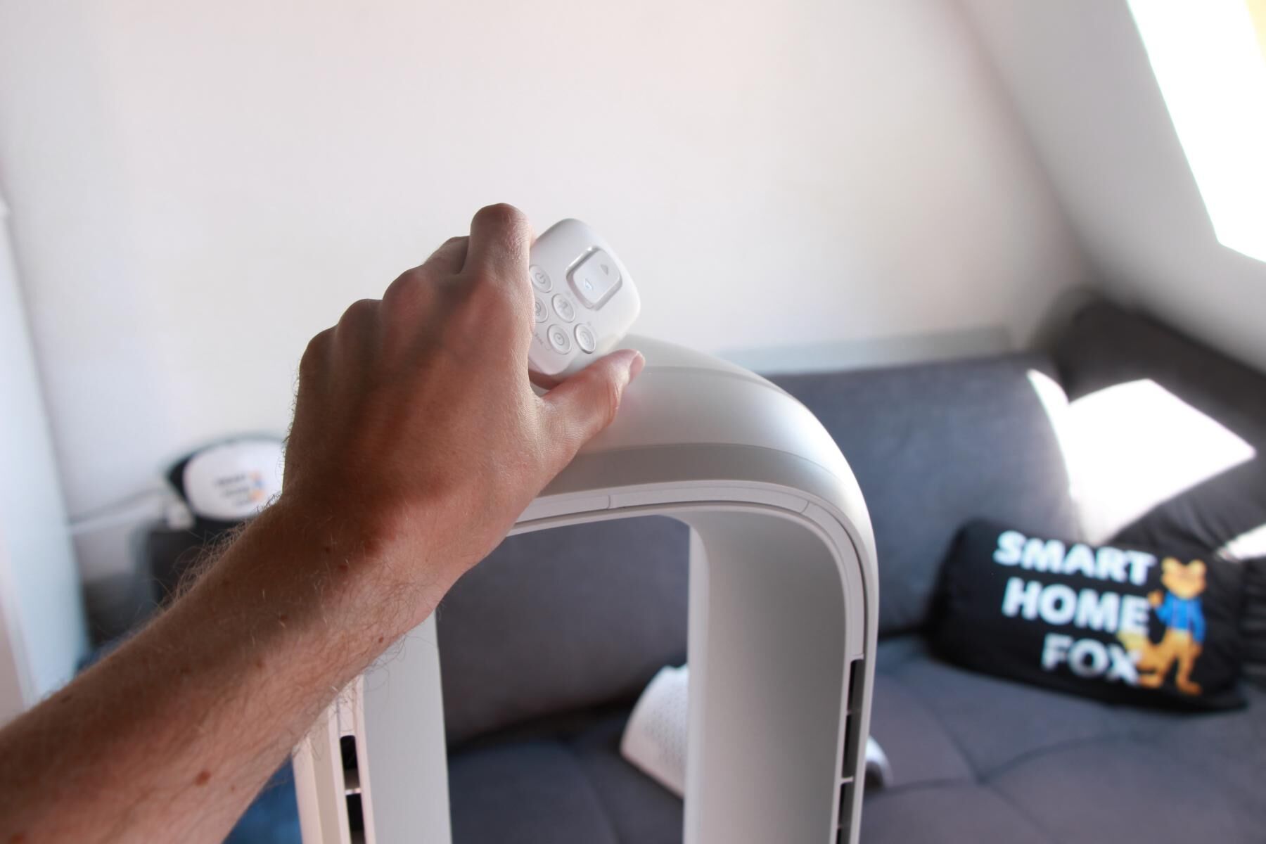 Пульт дистанционного управления Philips Air Performer 7000 прикреплен магнитом к верхней части башни.